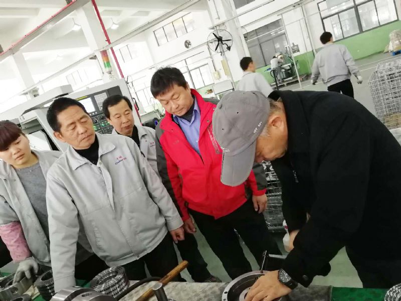 臺灣千島王松筠董事長、何崇溢副總經理每月來千鴻工廠開展現場培訓，親手示範並細心指導每一個操作步驟，使千鴻產品品質達到臺灣千島產品品質要求。